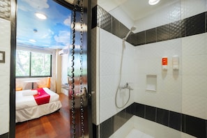 Deluxe Room | Bathroom | Shower, free toiletries, towels