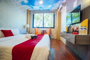 Escritorio, wifi gratis y ropa de cama 