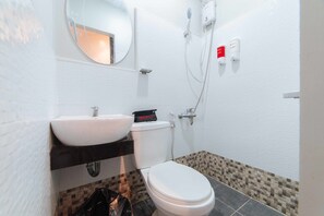 Habitación doble (Window is not Guaranteed) | Baño | Ducha, artículos de higiene personal gratuitos y toallas