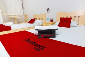 Escritorio, wifi gratis y ropa de cama 