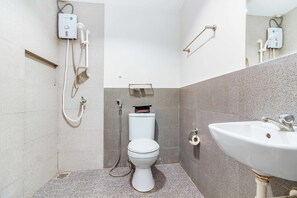 Twin Room | Bathroom | Shower, free toiletries, towels - RedDoorz near Cebu Metropolitan Cathedral (Cebu City)