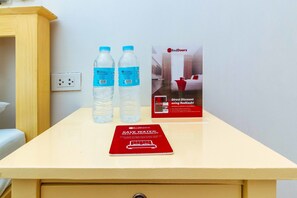 Escritorio, wifi gratis y ropa de cama 