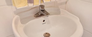 Douche, douche à « effet pluie », articles de toilette gratuits