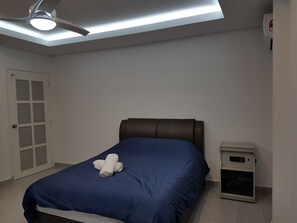 Blackout curtains, iron/ironing board, free WiFi - New Villa - Near to City & Seaside (Kota Kinabalu)