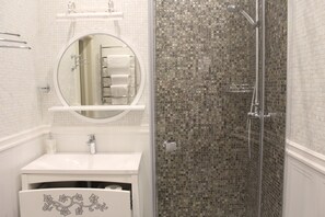 Ducha, artículos de tocador gratuitos, secador de pelo