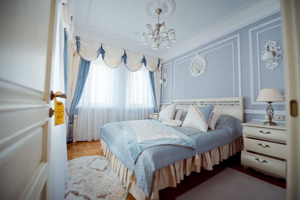 Habitación doble estándar, 1 cama King size | Escritorio, insonorización, tabla de planchar con plancha y camas extra