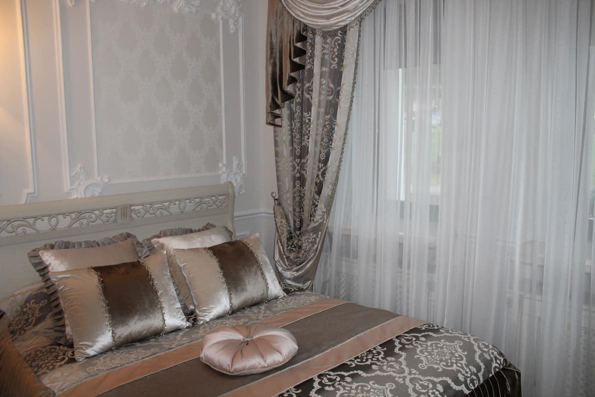 Habitación doble estándar, 1 cama Queen size | Escritorio, insonorización, tabla de planchar con plancha y camas extra