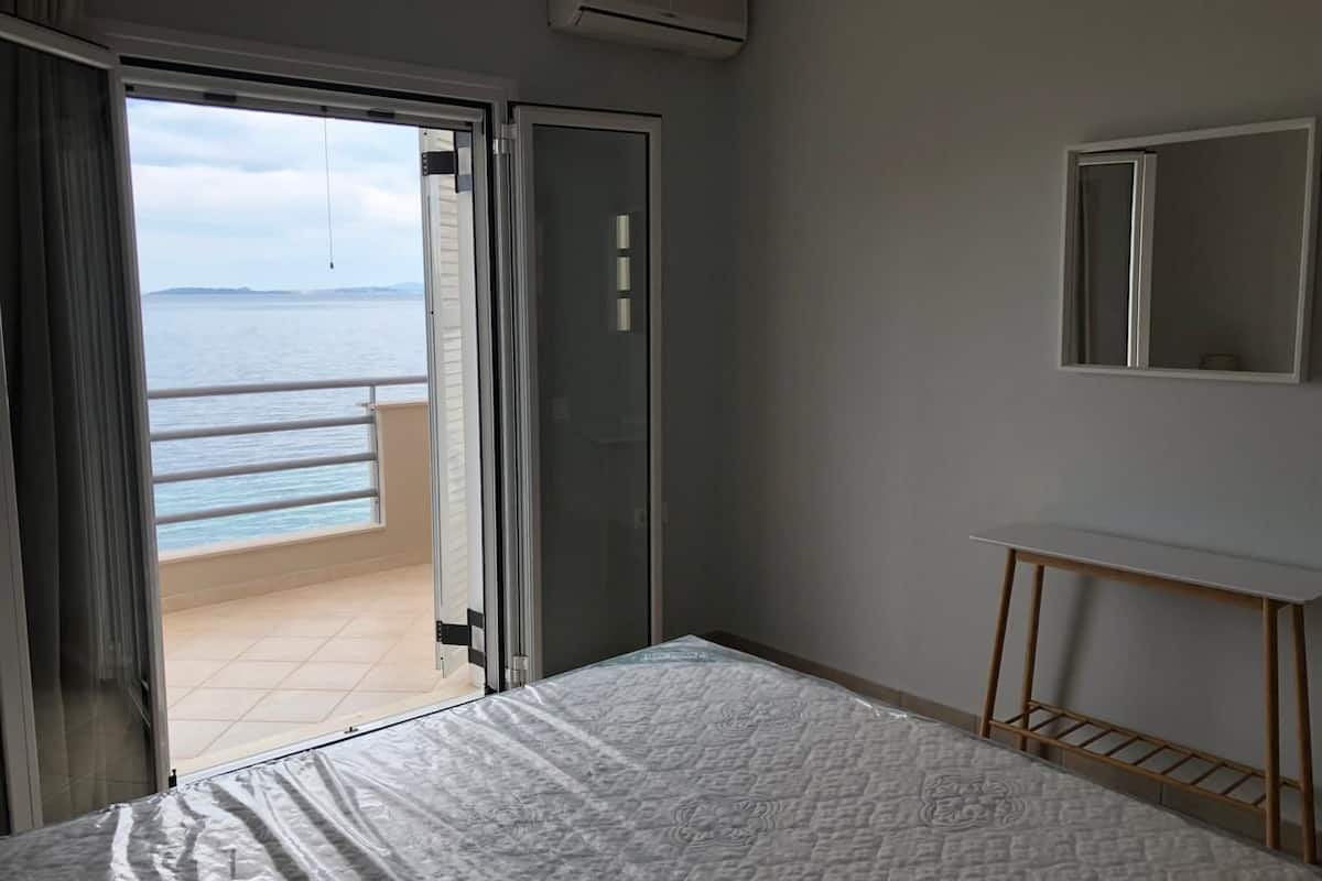Villa, 5 Bedrooms, Beachfront | 2 bilik tidur, bar mini, peti besi dalam bilik