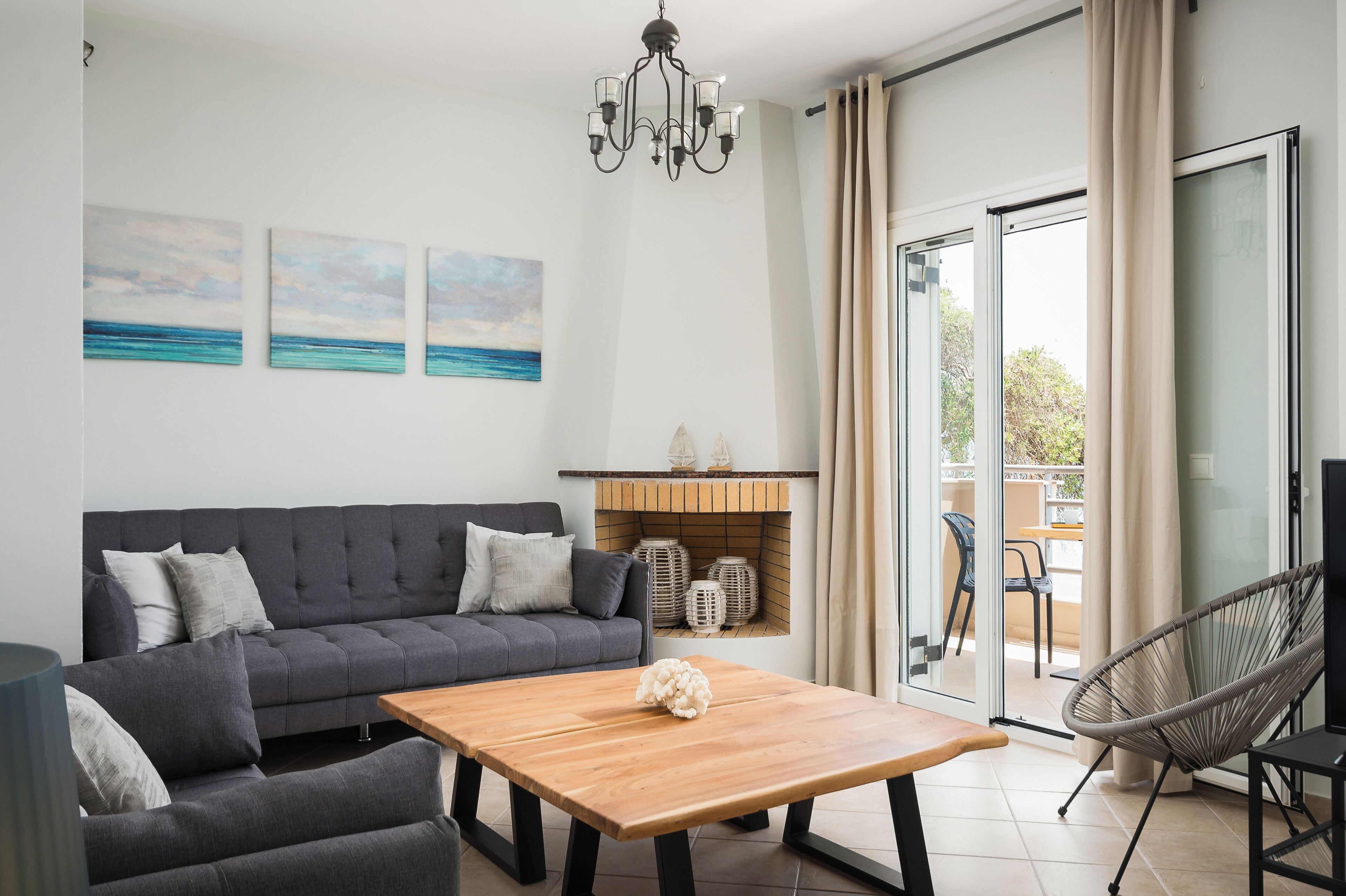 TV LED dan pemutar DVD