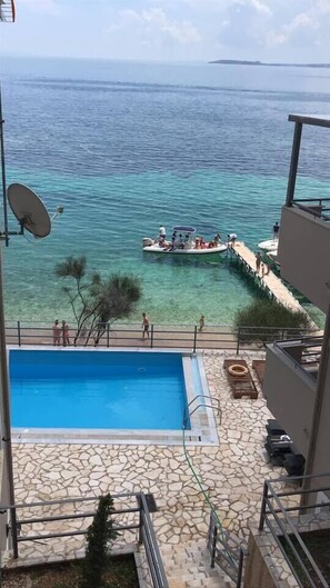 室外游泳池,提供日光浴躺椅