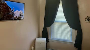 2 bedrooms, in-room safe, desk, iron/ironing board