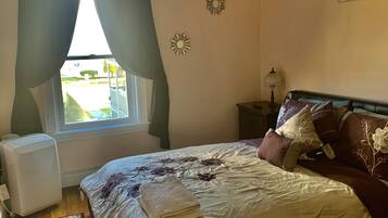 2 bedrooms, in-room safe, desk, iron/ironing board