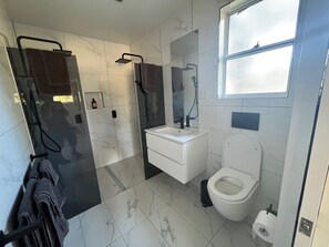 Basic-Apartment, 1 Schlafzimmer (The Blackwood) | Badezimmer | Haartrockner, Shampoo, Toilettenpapier