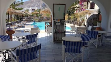 Een seizoensgebonden buitenzwembad, parasols voor strand/zwembad