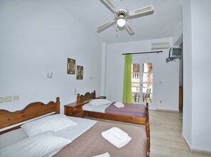 Basic Studio | Courtyard view - Ira Apartments (Santorini)