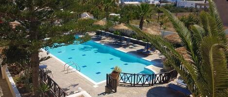 Seasonal outdoor pool, pool umbrellas, sun loungers