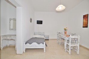 Apartamento, 1 habitación | Zona de estar | Televisión LED de 27 pulgadas con canales digitales