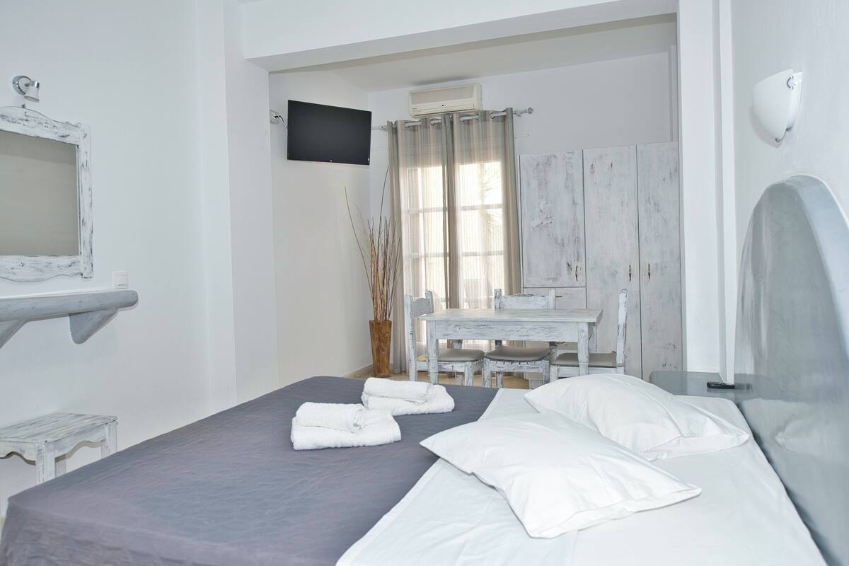 Une chambre à coucher avec un lit, un bureau et une chaise.