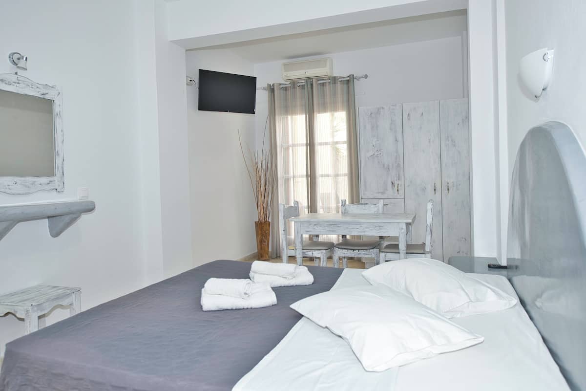 Superior Room | 1 bedroom, in-room safe, iron/ironing board, free WiFi