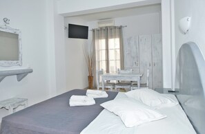 Caja de seguridad en la habitación y tabla de planchar con plancha