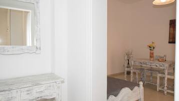 Appartement, 1 slaapkamer | Woonruimte | Een 27-inch ledtelevisie met digitale zenders