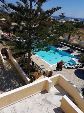 Seasonal outdoor pool, pool umbrellas, pool loungers - Ira Apartments (Santorini)
