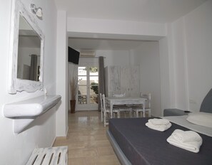 Superior Room | In-room safe, iron/ironing board, free WiFi, bed sheets - Ira Apartments (Santorini)