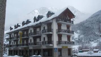 Vista frontal de la propiedad