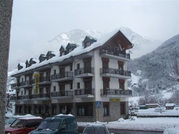 Front of property - Hotel Garona (Bossost)