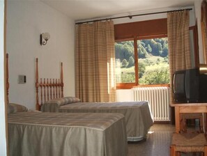 Desk, rollaway beds, bed sheets - Hotel Garona (Bossost)