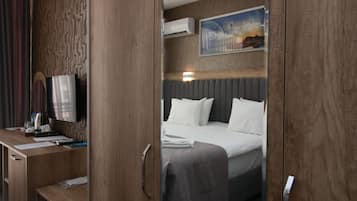 Habitación individual superior, 1 cama de matrimonio grande, vistas a la ciudad | Minibar, caja fuerte, espacio para trabajar con un portátil