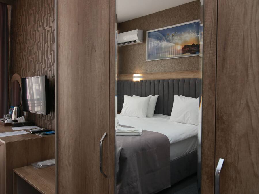 Superior Single Room, 1 King Bed, City View | Minibar, in-room safe, laptop workspace, blackout curtains