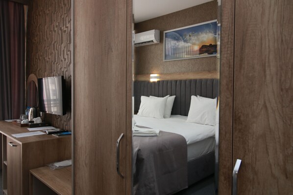 Minibar y caja de seguridad en la habitación