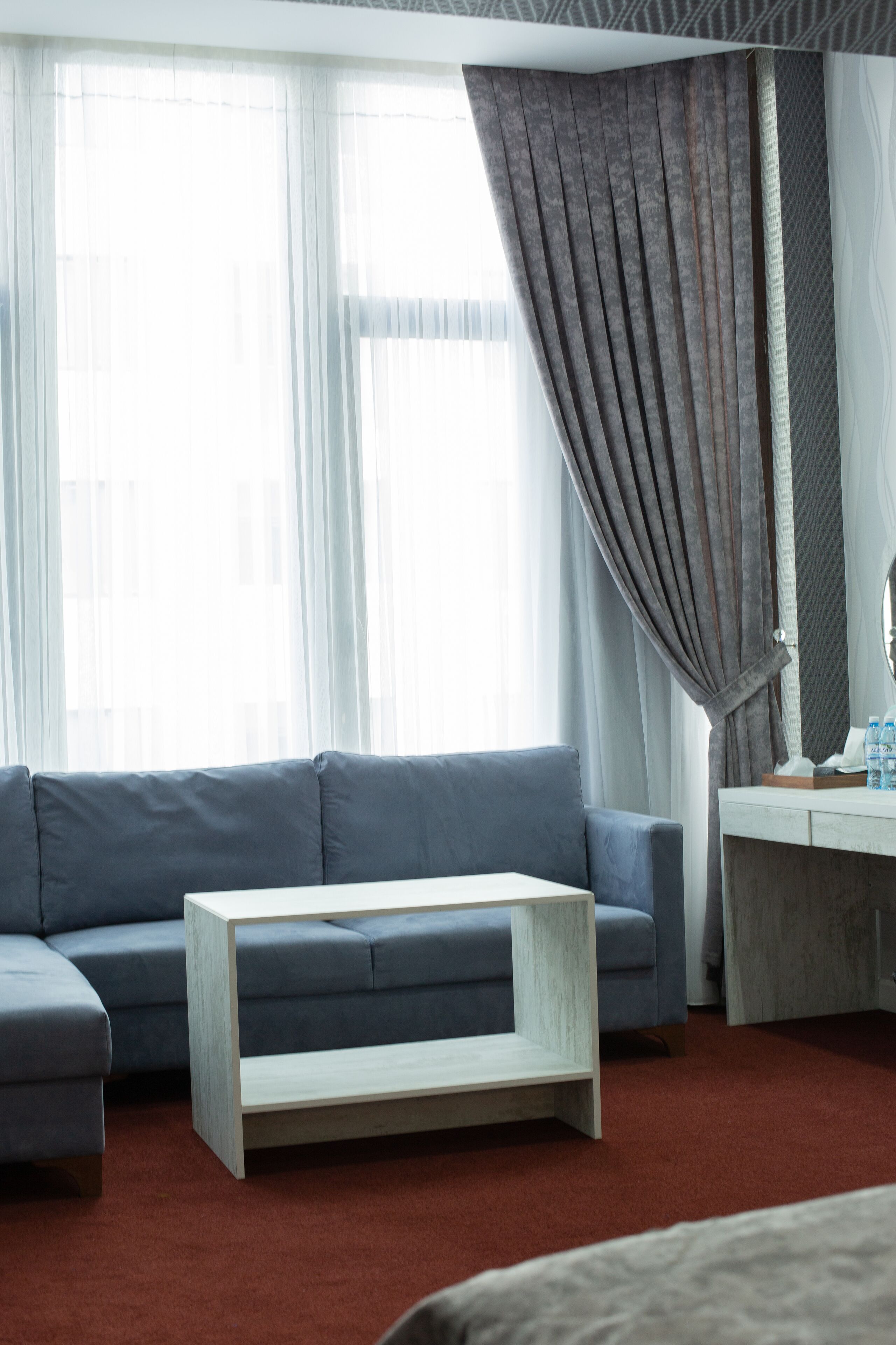 奢华套房 | 迷你吧、客房内保险箱、笔记本电脑工作区、遮光窗帘