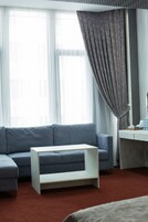 Minibar y caja de seguridad en la habitación