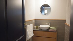 A bathroom with a white sink, a mirror, and a towel rack. - Villa Klaudia - charming house_ Ercolano (San Giorgio a Cremano)