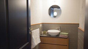 SĂšche-cheveux, serviettes fournies, savon, shampoing