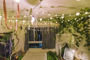 Quarto quádruplo | Escrivaninha, Wi-Fi de cortesia, roupa de cama