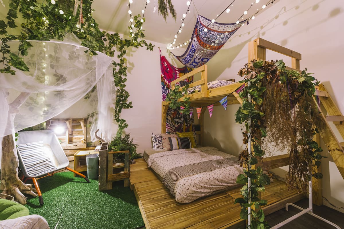 書桌、免費 Wi-Fi、床單