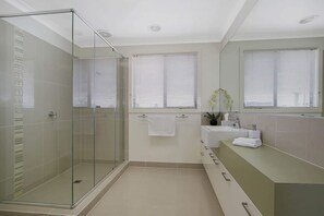 Badewanne, kostenlose Toilettenartikel, Haartrockner, Handtücher