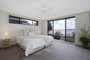 5 bedrooms, iron/ironing board, WiFi, bed sheets - The Grand Holiday House Yarrawonga - Opposite Lake Mulwala (Yarrawonga)