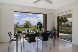 Dining - The Grand Holiday House Yarrawonga - Opposite Lake Mulwala (Yarrawonga)