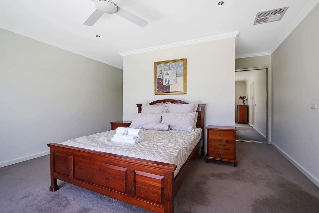 5 bedrooms, iron/ironing board, WiFi, bed sheets