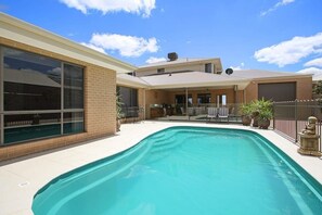 Pool - The Grand Holiday House Yarrawonga - Opposite Lake Mulwala (Yarrawonga)