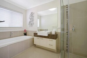 Bathtub, free toiletries, hair dryer, towels - The Grand Holiday House Yarrawonga - Opposite Lake Mulwala (Yarrawonga)