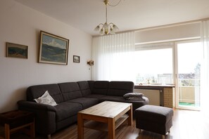 Smart-tv, bordtennisbord, bøger