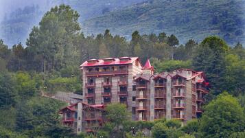 Desayuno buffet diario (INR 300 por persona)