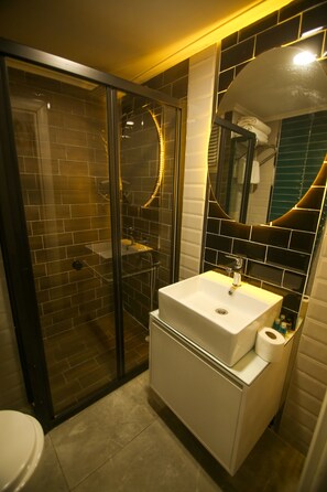 Shower, designer toiletries, hair dryer, slippers - Cevik Palace Otel (Antalya)