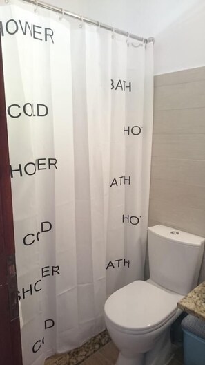 Cabezal de ducha tipo lluvia y artículos de higiene personal gratuitos
