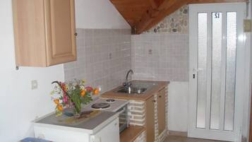 Lemari es, oven, kompor, dan ketel listrik